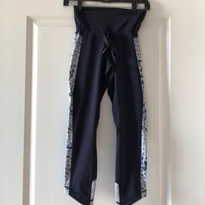 LULULEMON blue CROPS SIZE 4
